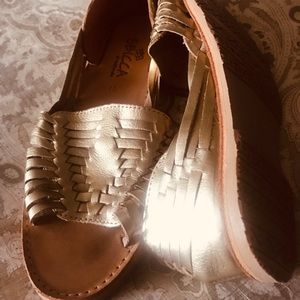 Women’s flat open toe huarache sandals.
